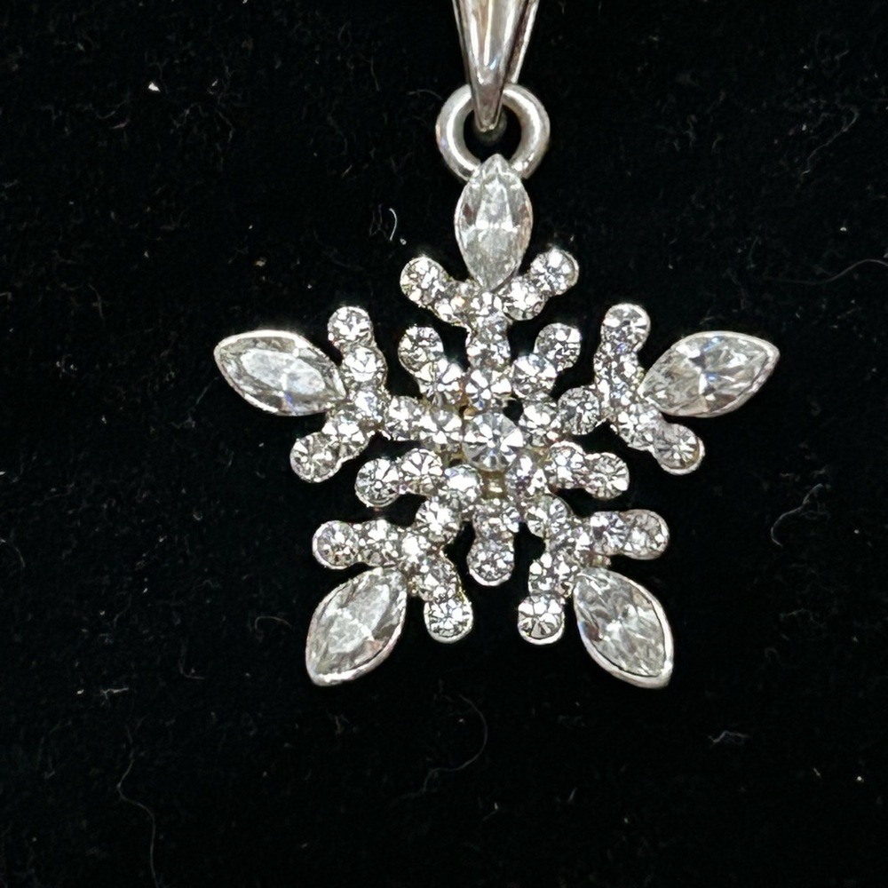 Elegant Silver Snowflake Pendant Necklace - Picture 3 of 5